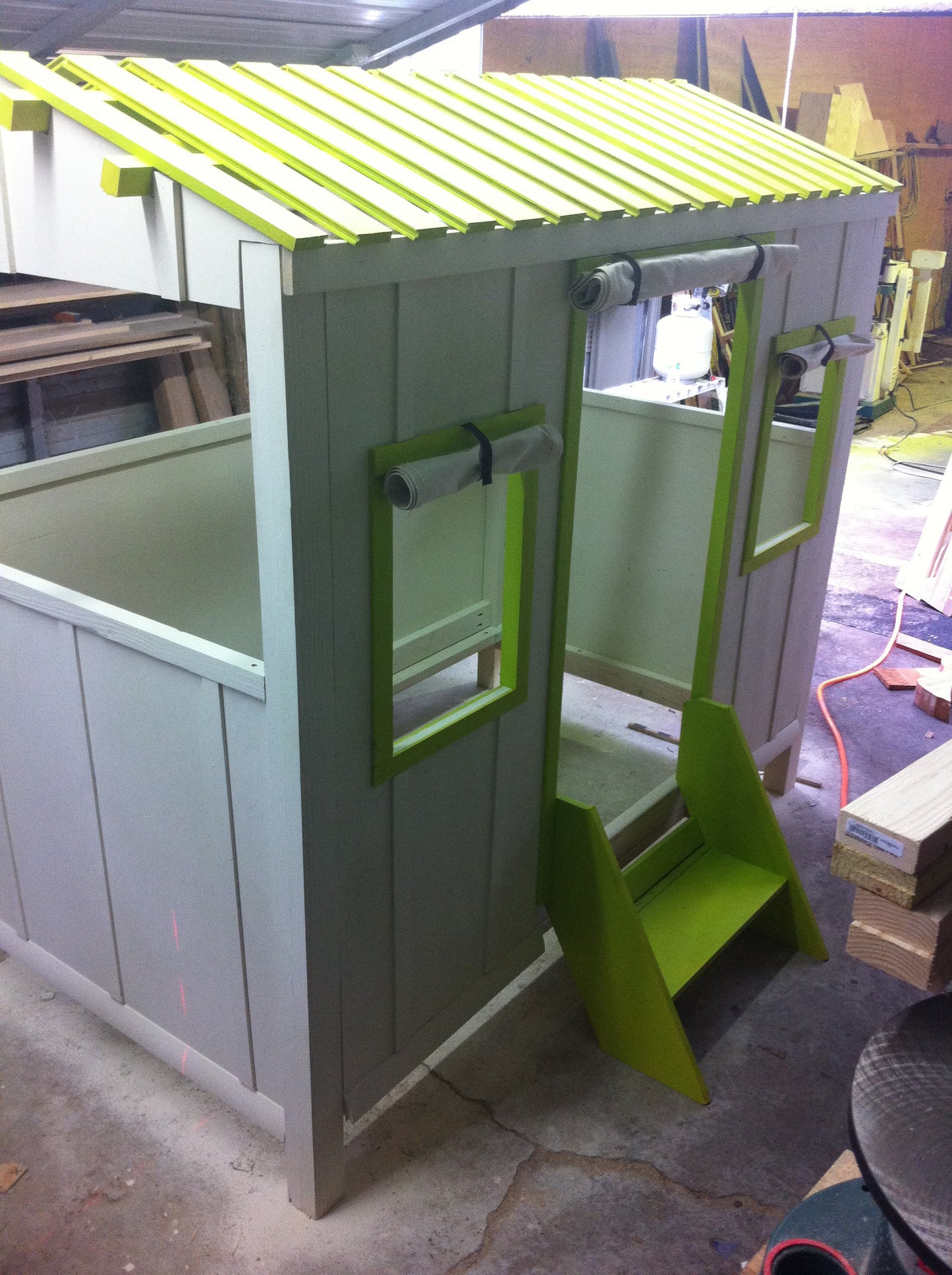 Bespoke Coastal Guest Retreat Twin Bed: High-Capacity Artisan Family Suite