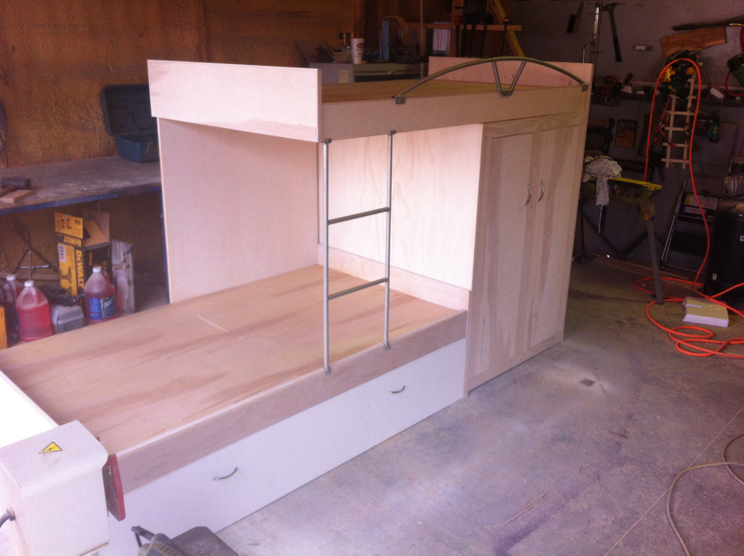 Modern twin bed w/trundle/storage