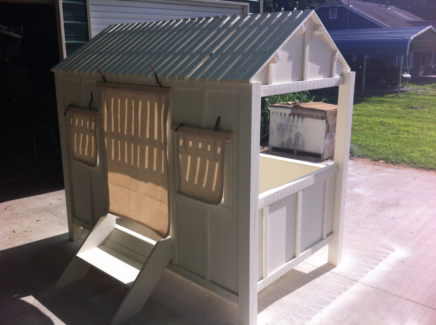 Bespoke Coastal Guest Retreat Twin Bed: High-Capacity Artisan Family Suite